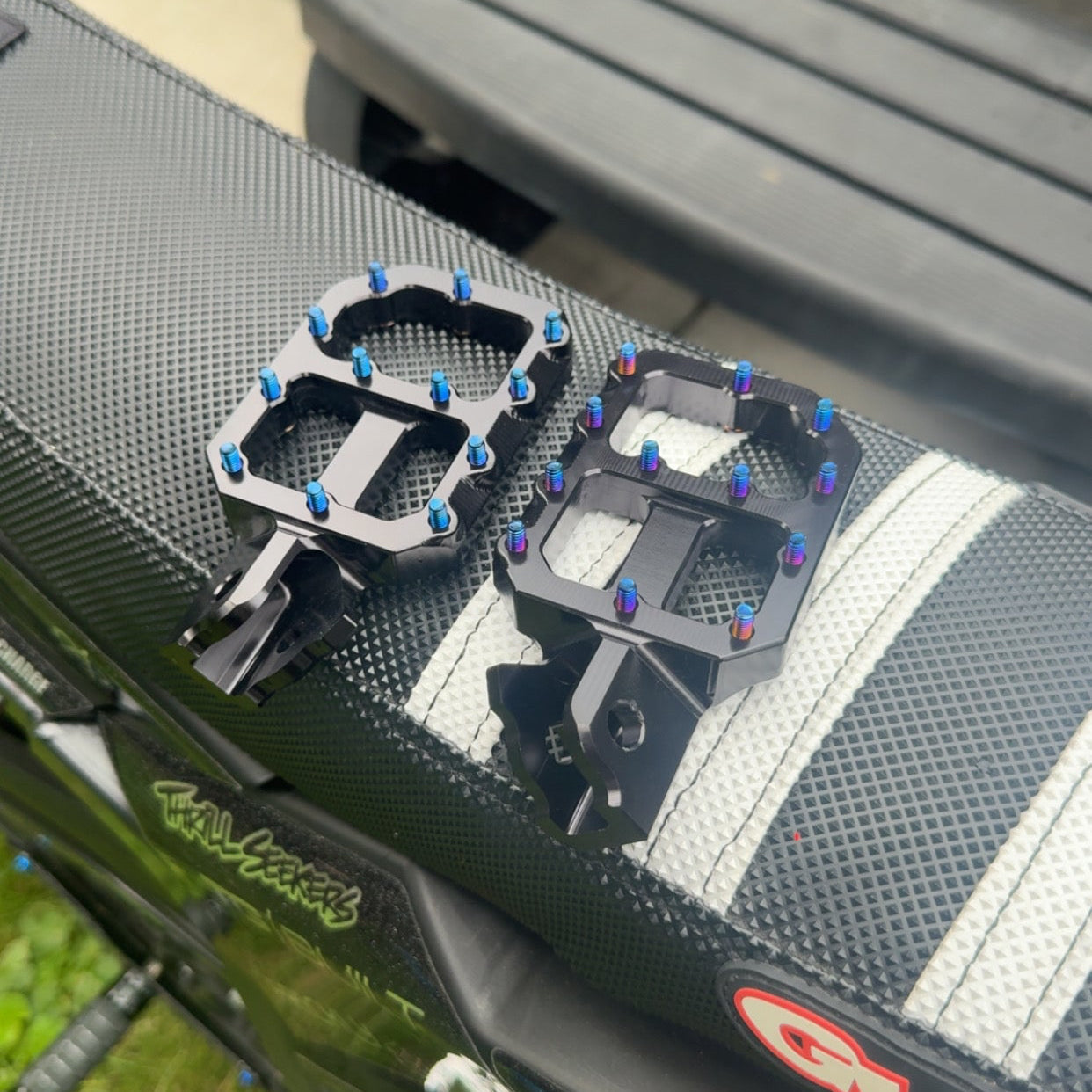 Mini Emoto Titanium Wide pegs